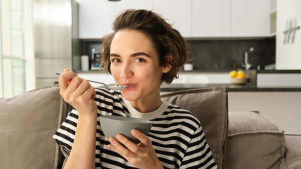 10 τρόφιμα που θεωρούνται υγιεινά αλλά είναι «βόμβες» θερμίδων, ζάχαρης και αλατιού