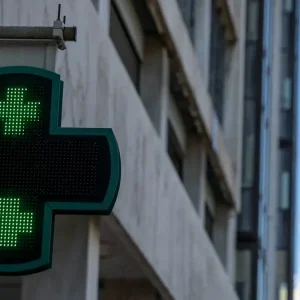 Κυψέλη: «Ήταν χάλια και αιμορραγούσε» λέει ο πατέρας της 16χρονης που τραυματίστηκε από «σταυρό» φαρμακείου