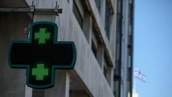 Κυψέλη: «Ήταν χάλια και αιμορραγούσε» λέει ο πατέρας της 16χρονης που τραυματίστηκε από «σταυρό» φαρμακείου