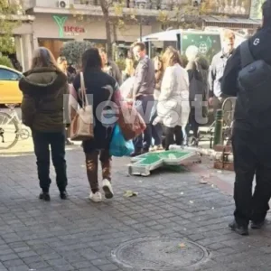 «Σταυρός» φαρμακείου έπεσε πάνω σε γυναίκα στην Πατησίων – Μεταφέρθηκε στο νοσοκομείο