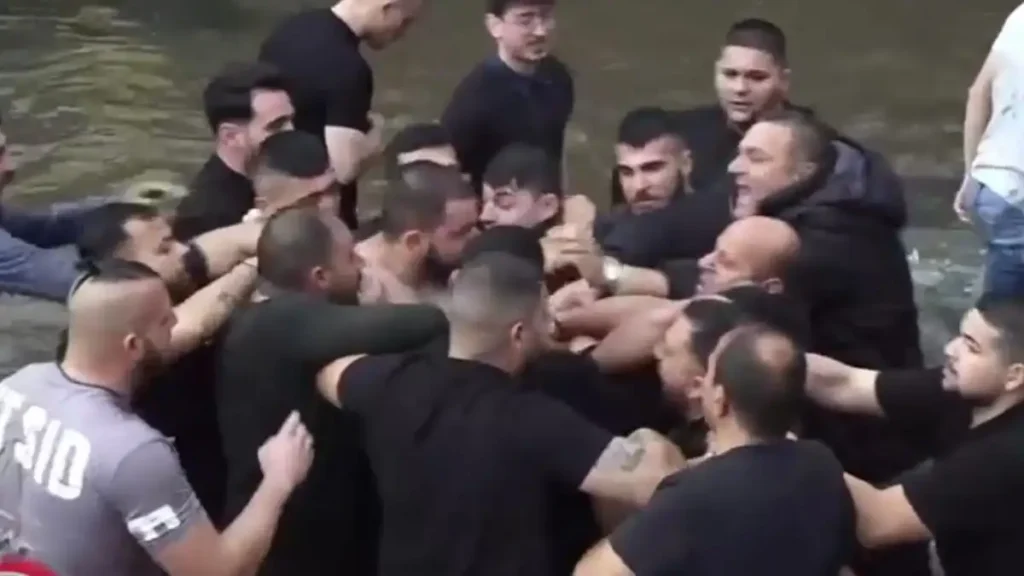 Φλώρινα: Γιόρτασαν τα Θεοφάνεια με «γαλλικά» – Βούτηξαν να πιάσουν τον σταυρό και πιάστηκαν στα χέρια - Δείτε βίντεο