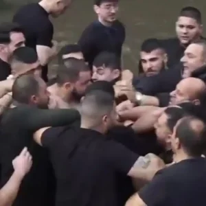 Φλώρινα: Γιόρτασαν τα Θεοφάνεια με «γαλλικά» – Βούτηξαν να πιάσουν τον σταυρό και πιάστηκαν στα χέρια - Δείτε βίντεο