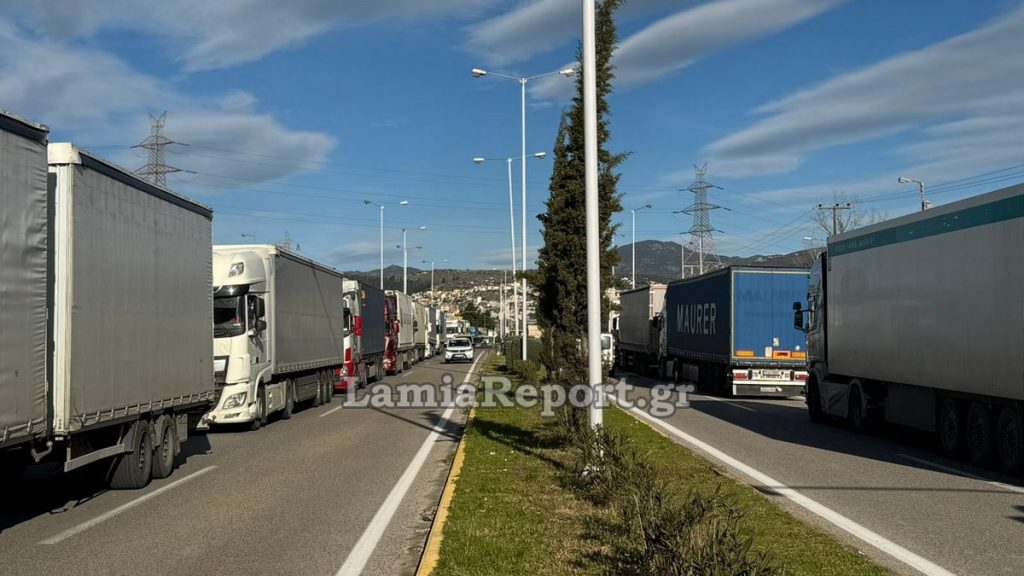 Λαμία: Ένα απέραντο πάρκινγκ για φορτηγά η είσοδος της πόλης - Δείτε εικόνες