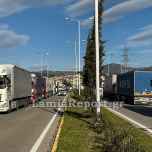 Λαμία: Ένα απέραντο πάρκινγκ για φορτηγά η είσοδος της πόλης - Δείτε εικόνες