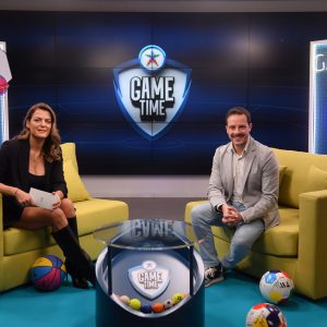 Ο Δημήτρης Μακαλιάς σκίζει το σενάριο και μετατρέπει το GAME TIME σε stand-up show