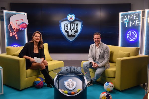 Ο Δημήτρης Μακαλιάς σκίζει το σενάριο και μετατρέπει το GAME TIME σε stand-up show