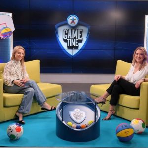 Η Έλενα Παπαβασιλείου βάζει γκολ στο ΟΠΑΠ Game Time με κλειστά μάτια