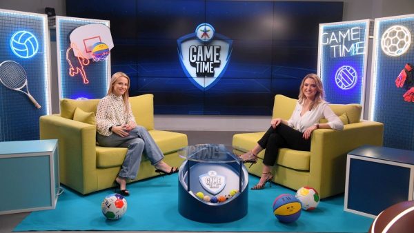 Η Έλενα Παπαβασιλείου βάζει γκολ στο ΟΠΑΠ Game Time με κλειστά μάτια