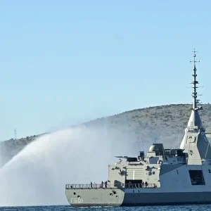 Φρεγάτα «Κίμων»: Εντυπωσιακές εικόνες από την άφιξη της υπερσύγχρονης φρεγάτας στον Ναύσταθμο Σαλαμίνας