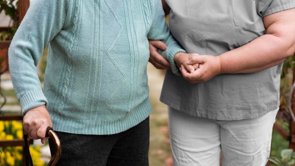 Ζητείται γυναίκα στο Κωσταλέξι για φύλαξη ηλικιωμένης και οικιακές εργασίες