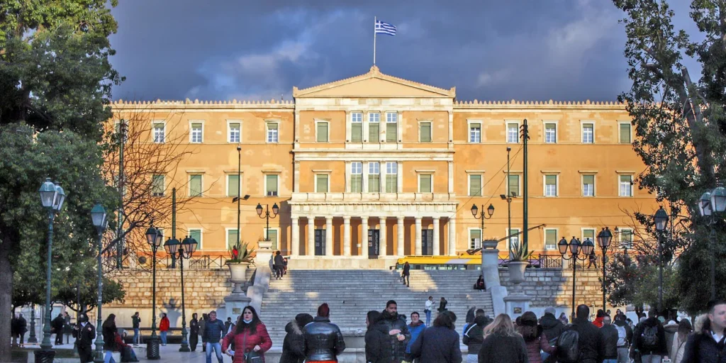 Τι αυξήσεις θα δουν από σήμερα οι εργαζόμενοι του ιδιωτικού τομέα με τη νέα φορολογική κλίμακα - Δείτε παραδείγματα