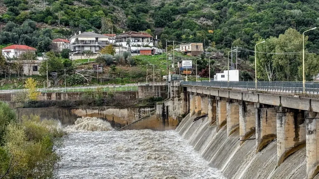 Ήπειρος: Υπερχείλισε ο ποταμός Καλαμάς – Καταστροφές σε καλλιέργειες, φόβος για την επερχόμενη κακοκαιρία
