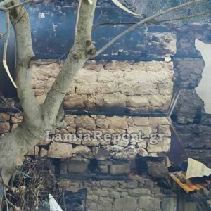 Φθιώτιδα: Κάηκε ολοσχερώς σπίτι στα Πουγκάκια - Την τελευταία στιγμή σώθηκε ηλικιωμένη (ΦΩΤΟ)