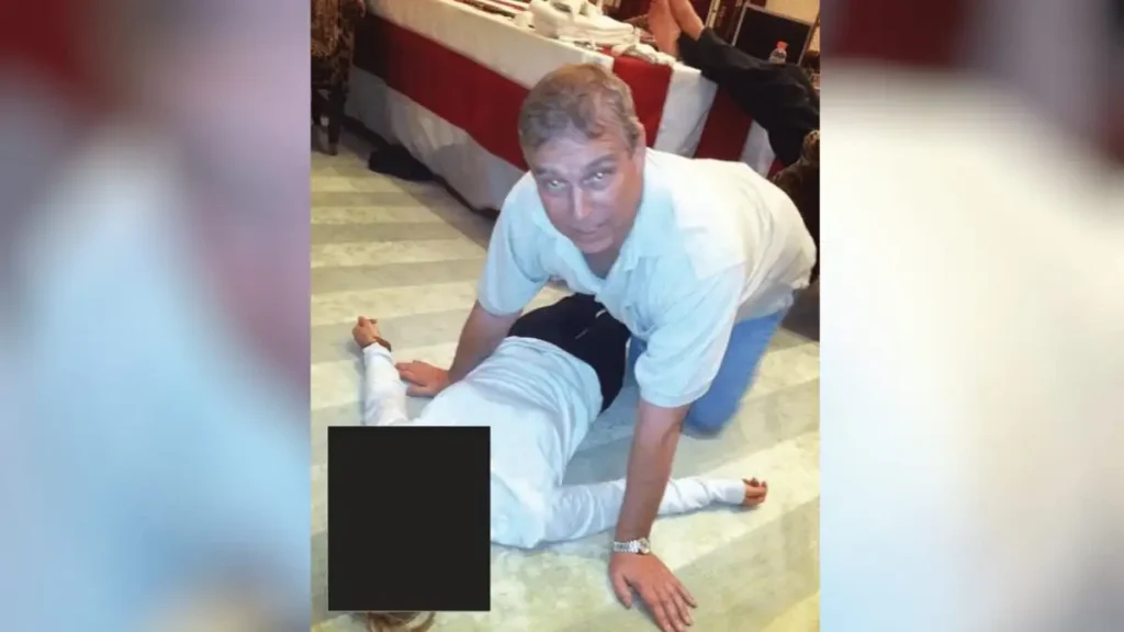 Τζέφρι Επστάιν: Νέες φωτογραφίες δείχνουν τον πρίγκιπα Άντριου πάνω από γυναίκα που είναι ξαπλωμένη στο πάτωμα