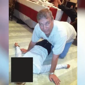 Τζέφρι Επστάιν: Νέες φωτογραφίες δείχνουν τον πρίγκιπα Άντριου πάνω από γυναίκα που είναι ξαπλωμένη στο πάτωμα