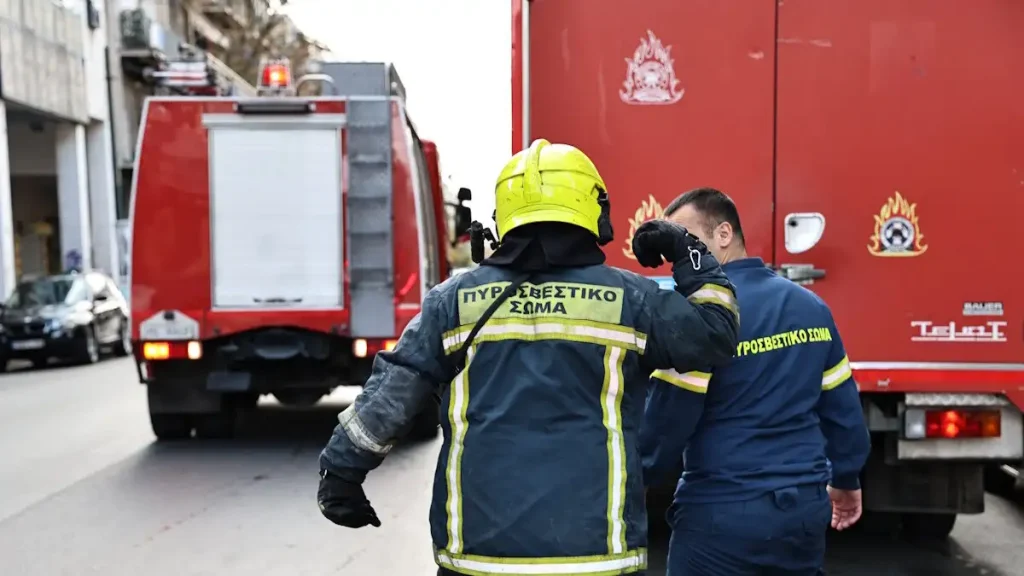 Φωτιά σε διαμέρισμα στο Ίλιον: Στο σημείο 22 πυροσβέστες για κατάσβεση