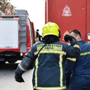 Φωτιά σε διαμέρισμα στο Ίλιον: Στο σημείο 22 πυροσβέστες για κατάσβεση