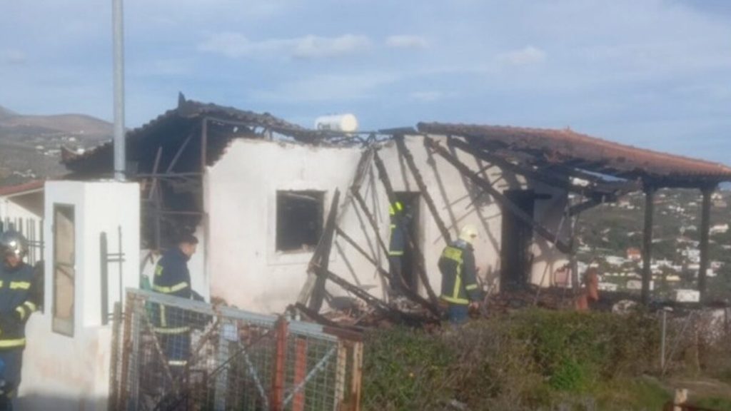 Ραφήνα: «Δεν πρόλαβε να βγει έξω για να σωθεί» λέει γείτονας για τον 82χρονο που κάηκε μέσα στο σπίτι του