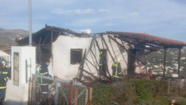 Ραφήνα: «Δεν πρόλαβε να βγει έξω για να σωθεί» λέει γείτονας για τον 82χρονο που κάηκε μέσα στο σπίτι του