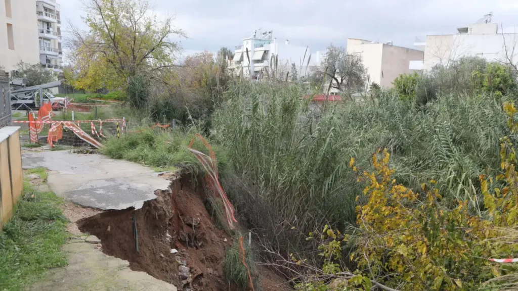 Κακοκαιρία: Τρία σπίτια εκκενώθηκαν στον Άγιο Δημήτριο – Είναι μια ανάσα από το ρέμα της Πικροδάφνης