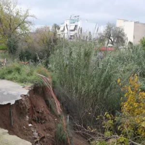 Κακοκαιρία: Τρία σπίτια εκκενώθηκαν στον Άγιο Δημήτριο – Είναι μια ανάσα από το ρέμα της Πικροδάφνης