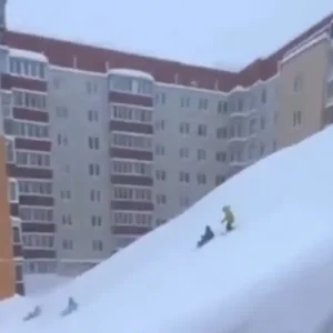 Ρωσία: Θάφτηκε κάτω από το χιόνι η Καμτσάτκα – Κάτοικοι κάνουν τσουλήθρα και πηδούν από παράθυρα 7ου ορόφου