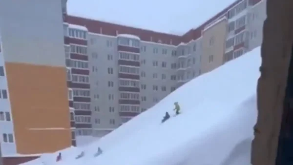Ρωσία: Θάφτηκε κάτω από το χιόνι η Καμτσάτκα – Κάτοικοι κάνουν τσουλήθρα και πηδούν από παράθυρα 7ου ορόφου