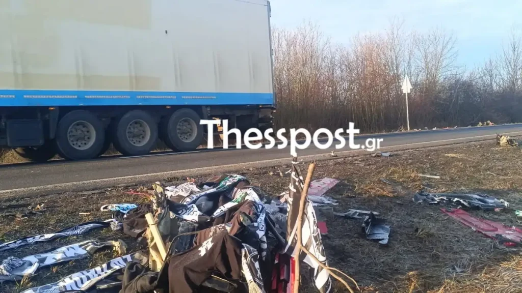 Ράγισαν καρδιές στη Ρουμανία: Οπαδοί του ΠΑΟΚ κάλυψαν με κασκόλ και μπλούζες το σημείο της τραγωδίας