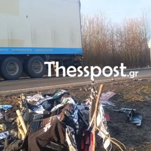 Ράγισαν καρδιές στη Ρουμανία: Οπαδοί του ΠΑΟΚ κάλυψαν με κασκόλ και μπλούζες το σημείο της τραγωδίας