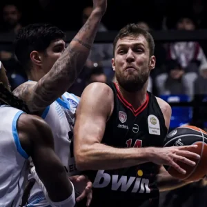 Σάσα Βεζένκοφ: Η ΔΕΑΒ κάλεσε τον παίκτη του Ολυμπιακού για το επεισόδιο με Ανδρέα Πετρόπουλο