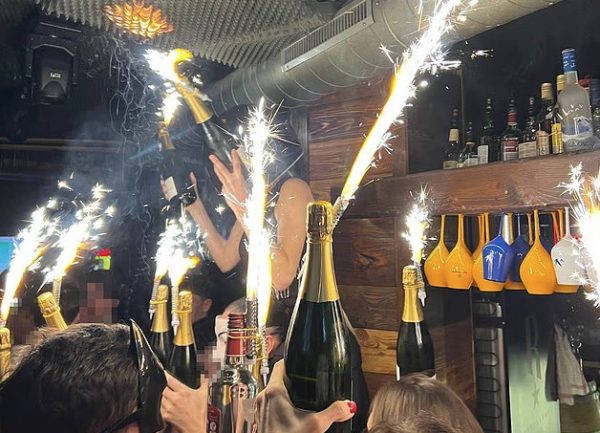 Μία 24χρονη σερβιτόρα κρατούσε τα πυροτεχνήματα που προκάλεσαν τη φονική φωτιά στο Κραν Μοντανά, πέθανε από ασφυξία