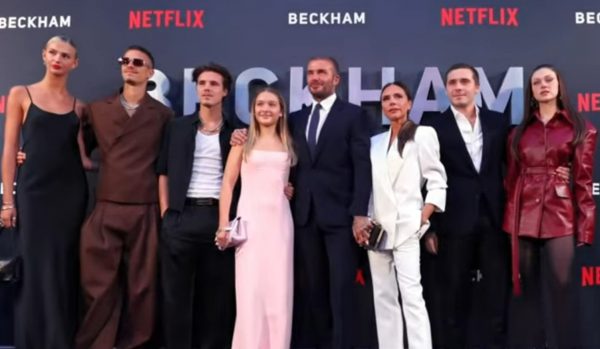 Αμφισβητούν τον Μπρούκλιν Μπέκαμ: «Τρύπια» η ιστορία με τον πρώτο χορό και το νυφικό, viral βίντεο με τη σνομπ Νίκολα πλάι στη Βικτόρια