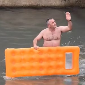 Βούτηξε για τον Σταυρό με... στρώμα θαλάσσης - Απίθανο περιστατικό στα Τρίκαλα (ΒΙΝΤΕΟ)