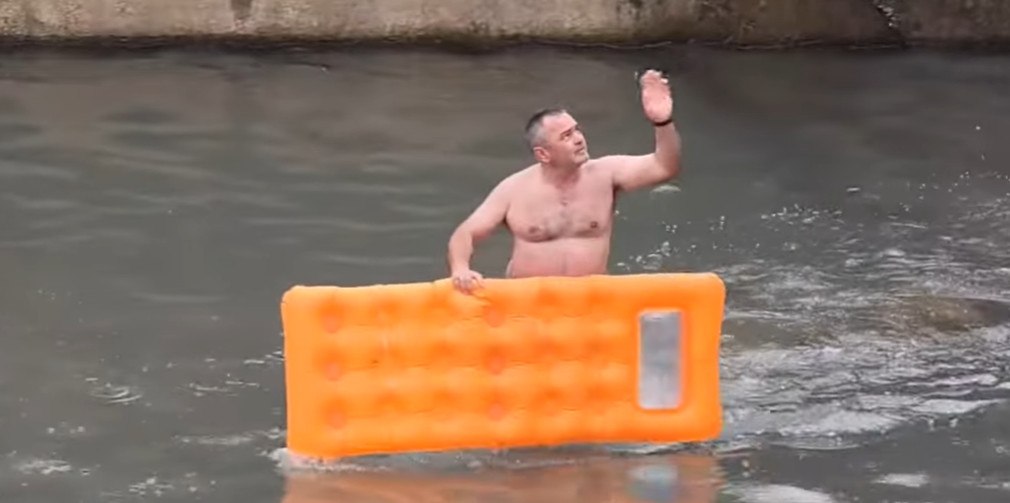 Βούτηξε για τον Σταυρό με... στρώμα θαλάσσης - Απίθανο περιστατικό στα Τρίκαλα (ΒΙΝΤΕΟ)