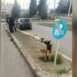 Κολόνα φωτισμού έπεσε πάνω σε εν κινήσει ΙΧ στη Ρόδο