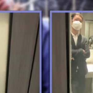 Οι πόρτες στις τουαλέτες μεγάλου εμπορικού κέντρου γίνονται... διαφανείς όταν κάποιος καπνίζει!