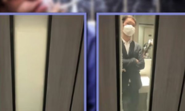 Οι πόρτες στις τουαλέτες μεγάλου εμπορικού κέντρου γίνονται... διαφανείς όταν κάποιος καπνίζει!