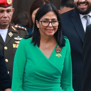 Σάλος στη Βενεζουέλα: Με πανάκριβο φόρεμα ιταλικού οίκου στην ορκωμοσία της η προσωρινή πρόεδρος Ντέλσι Ροντρίγκεζ