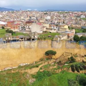 Αδιανόητες εικόνες μετά από εκτεταμένη κατολίσθηση στη Σικελία - Σοκάρει βίντεο με σπίτια να γλιστράνε στον γκρεμό