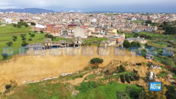 Αδιανόητες εικόνες μετά από εκτεταμένη κατολίσθηση στη Σικελία - Σοκάρει βίντεο με σπίτια να γλιστράνε στον γκρεμό