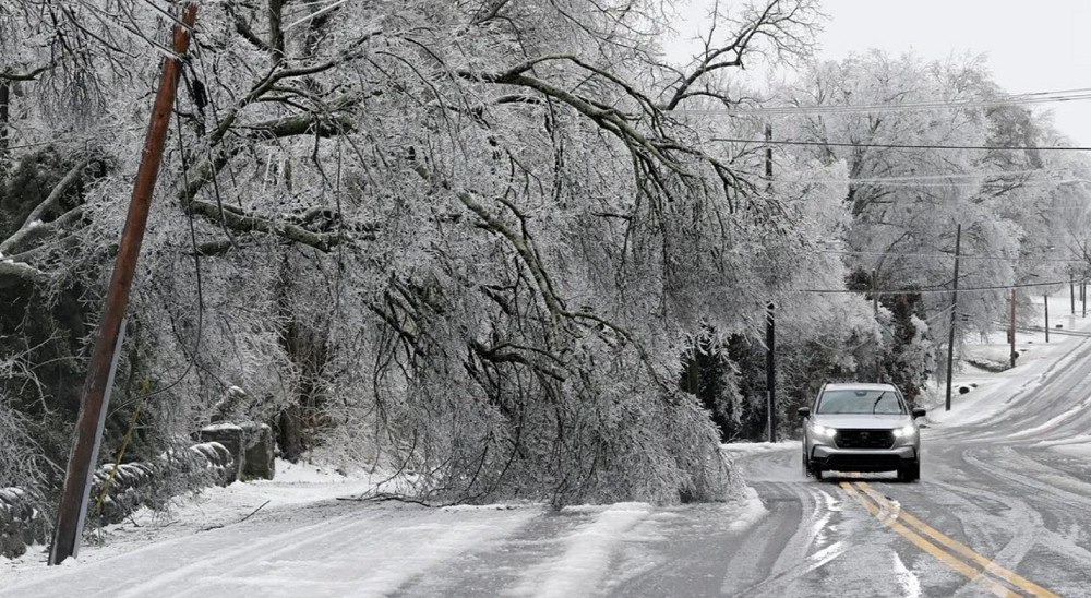 Κακοκαιρία στις ΗΠΑ: Στο έλεος της χιονοκαταιγίδας Fern τουλάχιστον 37 πολιτείες – 11 νεκροί και 1.000.000 σπίτια χωρίς ρεύμα