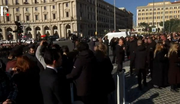 Κηδεία Valentino: Η μόδα αποχαιρετά τον σπουδαίο σχεδιαστή – Όλοι παρόντες στο «τελευταίο αντίο»