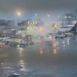 Γερμανία: Χάος με τις ακυρώσεις πτήσεων στο αεροδρόμιο της Φρανκφούρτης λόγω χιονιού και πάγου