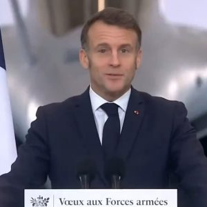 Με πρησμένο και κατακόκκινο μάτι εμφανίστηκε ο Μακρόν -Έκανε χιούμορ αναφέροντας τον Ρόκι και το Eye of the Tiger