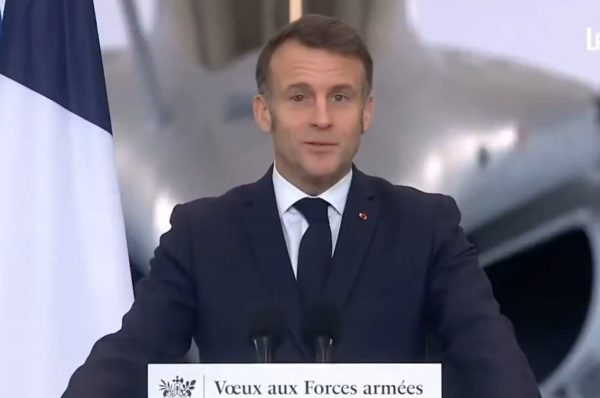 Με πρησμένο και κατακόκκινο μάτι εμφανίστηκε ο Μακρόν -Έκανε χιούμορ αναφέροντας τον Ρόκι και το Eye of the Tiger