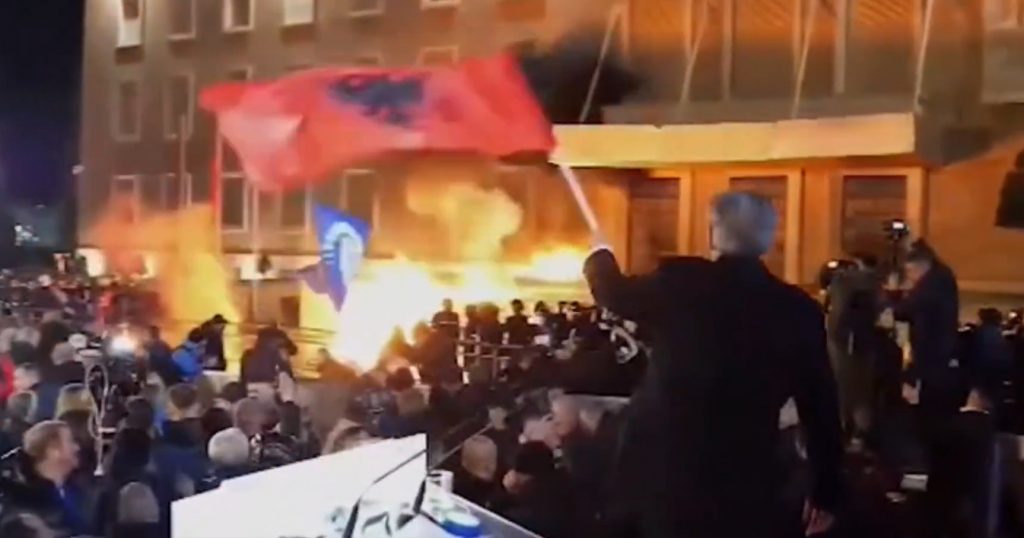 Αλβανία: Σοβαρά επεισόδια και 5 αστυνομικοί τραυματίες σε αντικυβερνητική διαδήλωση