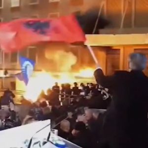 Αλβανία: Σοβαρά επεισόδια και 5 αστυνομικοί τραυματίες σε αντικυβερνητική διαδήλωση