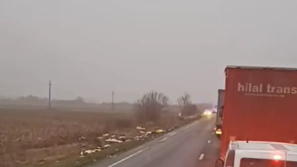 Συγκινούν τα λόγια Έλληνα οδηγού νταλίκας την ώρα που περνάει από το σημείου του δυστυχήματος των οπαδών του ΠΑΟΚ