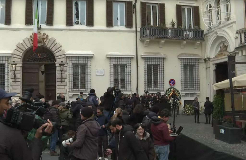 Valentino: Σε λαϊκό προσκύνημα η σορός του θρυλικού σχεδιαστή μόδας – Χιλιάδες Ιταλοί και τουρίστες τον αποχαιρετούν