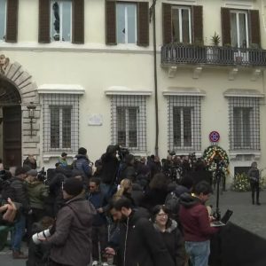 Valentino: Σε λαϊκό προσκύνημα η σορός του θρυλικού σχεδιαστή μόδας – Χιλιάδες Ιταλοί και τουρίστες τον αποχαιρετούν